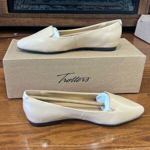 Women Trotters Shoes; Size 5
